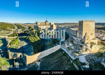 Veduta aerea del castello di Ucles e del monastero con due porte e torri che circondano un bailey a Cuenca Spagna Foto Stock