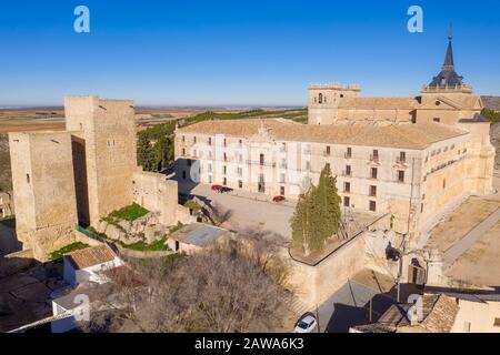 Veduta aerea del castello di Ucles e del monastero con due porte e torri che circondano un bailey a Cuenca Spagna Foto Stock