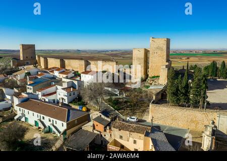 Veduta aerea del castello di Ucles e del monastero con due porte e torri che circondano un bailey a Cuenca Spagna Foto Stock