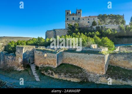 Veduta aerea del castello di Ucles e del monastero con due porte e torri che circondano un bailey a Cuenca Spagna Foto Stock