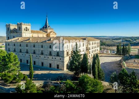 Veduta aerea del castello di Ucles e del monastero con due porte e torri che circondano un bailey a Cuenca Spagna Foto Stock