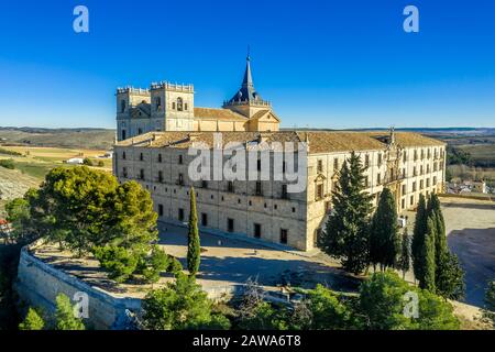 Veduta aerea del castello di Ucles e del monastero con due porte e torri che circondano un bailey a Cuenca Spagna Foto Stock