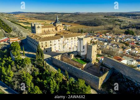 Veduta aerea del castello di Ucles e del monastero con due porte e torri che circondano un bailey a Cuenca Spagna Foto Stock