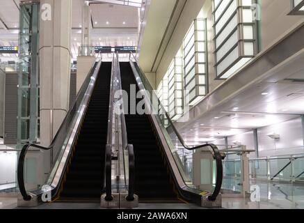 Doppio ascensore che scende al Terminal B dell'aeroporto Dulles di Washington DC USA Foto Stock