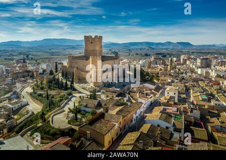 Veduta aerea del castello di Atalaya su Villena Spagna. La fortezza ha pianta concentrica, con uno spazio di formazione barbican rettangolare di fronte al mantenimento Foto Stock