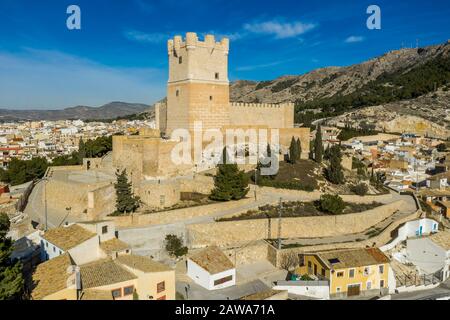 Veduta aerea del castello di Atalaya su Villena Spagna. La fortezza ha pianta concentrica, con uno spazio di formazione barbican rettangolare di fronte al mantenimento Foto Stock