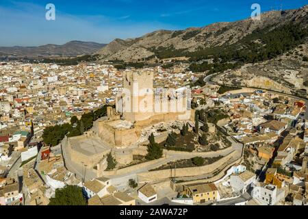 Veduta aerea del castello di Atalaya su Villena Spagna. La fortezza ha pianta concentrica, con uno spazio di formazione barbican rettangolare di fronte al mantenimento Foto Stock