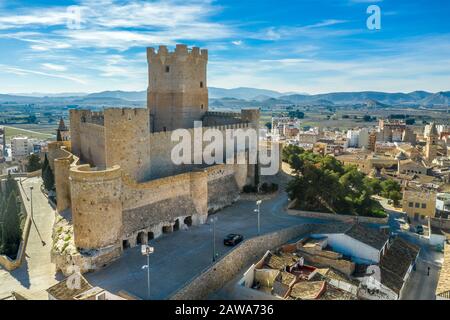 Veduta aerea del castello di Atalaya su Villena Spagna. La fortezza ha pianta concentrica, con uno spazio di formazione barbican rettangolare di fronte al mantenimento Foto Stock