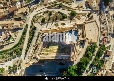 Veduta aerea del castello di Atalaya su Villena Spagna. La fortezza ha pianta concentrica, con uno spazio di formazione barbican rettangolare di fronte al mantenimento Foto Stock