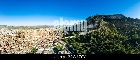 Veduta aerea del castello di Xativa situato vicino Valencia Spagna, sulla strada antica Via Augusta che porta da Roma a Cartagena. Due forti collegati Foto Stock