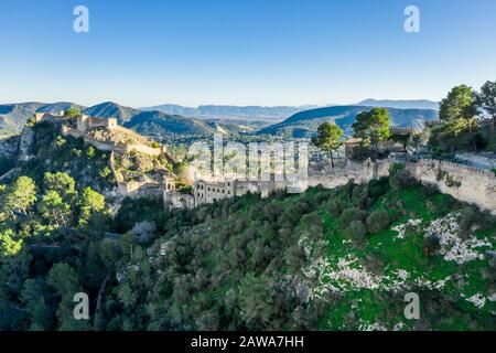 Veduta aerea del castello di Xativa situato vicino Valencia Spagna, sulla strada antica Via Augusta che porta da Roma a Cartagena. Due forti collegati Foto Stock