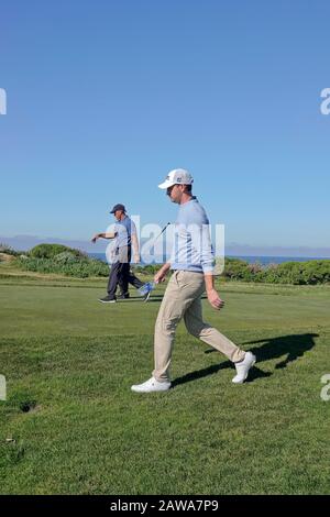 Spiaggia di ciottoli, Stati Uniti. 07th Feb, 2020. Monterey, California, USA Febbraio 7th 2020 Patrick Cantlay e Kelly Slater percorrono la 13th al Monterey Peninsular Country Club il secondo giorno dell'evento AT&T Pro-Am PGA Golf al Pebble Beach Credit: Motofoto/Alamy Live News Foto Stock