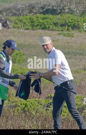 Spiaggia di ciottoli, Stati Uniti. 07th Feb, 2020. Monterey, California, USA Febbraio 7th 2020 Josh Duhamel asciuga le mani prima di scheggiare al green 12th presso il Monterey Peninsular Country Club il secondo giorno dell'evento AT&T Pro-Am PGA Golf al Pebble Beach Credit: Motofoto/Alamy Live News Foto Stock