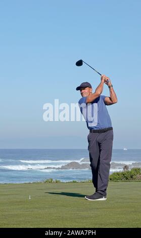 Spiaggia di ciottoli, Stati Uniti. 07th Feb, 2020. Monterey, California, USA Febbraio 7th 2020 World Champion surfer, Kelly Slater guarda il suo viaggio sulla 13th al Monterey Peninsular Country Club il secondo giorno dell'evento AT&T Pro-Am PGA Golf al Pebble Beach Credit: Motofoto/Alamy Live News Foto Stock