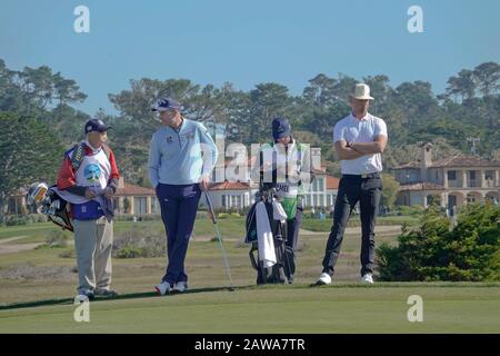 Spiaggia di ciottoli, Stati Uniti. 07th Feb, 2020. Monterey, California, USA Febbraio 7th 2020 Fluff Cowan, Jim Furyk e Josh Duhamel si allineano sul green 12th al Monterey Peninsular Country Club il secondo giorno dell'evento AT&T Pro-Am PGA Golf al Pebble Beach Credit: Motofoto/Alamy Live News Foto Stock