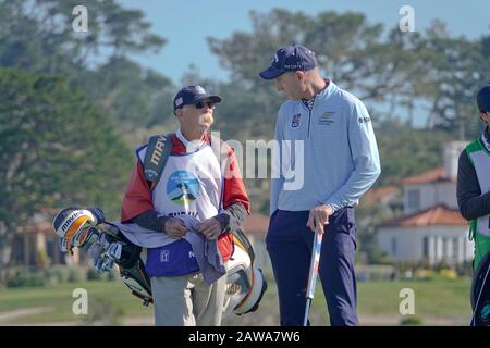 Spiaggia di ciottoli, Stati Uniti. 07th Feb, 2020. Monterey, California, USA Febbraio 7th 2020 Fluff Cowan, e Jim Furyk sul green 12th al Monterey Peninsular Country Club il secondo giorno dell'evento AT&T Pro-Am PGA Golf al Pebble Beach Credit: Motofoto/Alamy Live News Foto Stock