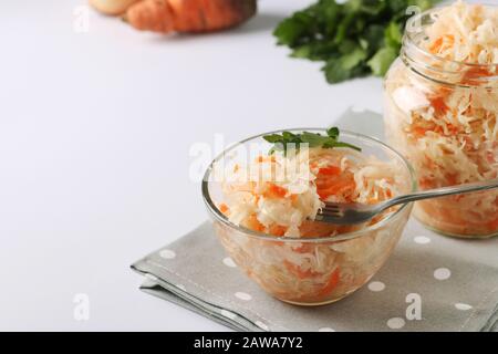 Cibo fermentato, Sauerkraut Fatto In Casa con carote in una ciotola e vaso su sfondo bianco Foto Stock