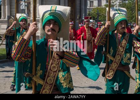 I soldati turchi sfilano in uniforme ottomana Janissary a Istanbul, Turchia Foto Stock