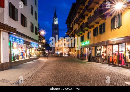 Cortina d'Ampezzo, Italia - 3 febbraio 2020: Corso Italia nella Famosa stazione sciistica di Cortina d'Ampezzo In Serata invernale, la via principale dello shopping in t Foto Stock