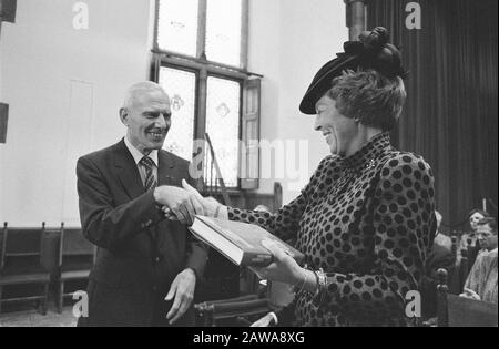 Regina Beatrice alla riunione in occasione del 175th anniversario della NCA con il Sig. Frans Kordes Data: 26 settembre 1989 Parole Chiave: Riunioni, anniversari, regine Nome: Beatrix (queen Netherlands), Kordes, FG Foto Stock