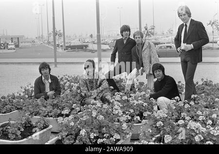 Dave Berry e Manfred Mann Group tra i fiori all'aeroporto (11 settembre 1967). Da sinistra a destra: Tom McGuinness, Dave Berry, Klaus Mann, Mike Hugg, Manfred Mann, Mike d'Abo.English Manfred Mann e Dave Berry arrivano all'aeroporto di Schiphol, Paesi Bassi, 11 settembre 1967. Da Sinistra A Destra: Tom Mcguinness, Dave Berry, Klaus Mann, Mike Hugg, Manfred Mann, Mike D'Abo .; Foto Stock