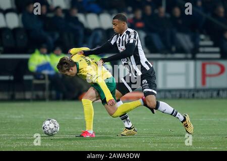 Almelo, Paesi Bassi. 26th Gen 2020. Almelo, 07-02-2020, Stadio Erve Asito, calcio, stagione 2019/2020, Eredivisie olandese, Fortuna Sittard Felix Passlack e Heracles Almelo Delano Burgzorg durante la partita Heracles Almelo - Fortuna Sittard. Credito: Pro Shots/Alamy Live News Foto Stock