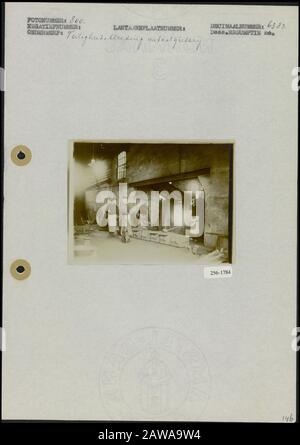 Abbigliamento protettivo uomo in indumenti protettivi in una fonderia Data: Parole Chiave non date: Operai, stivali, fonderie, metallo, grembiuli, indumenti protettivi Foto Stock