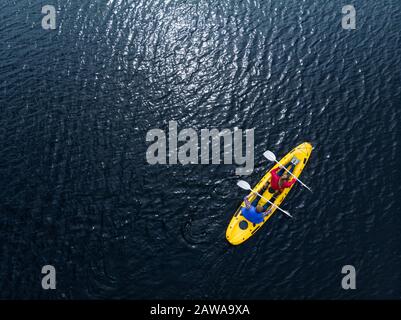 Vista ad alto angolo della canoa coppia Foto Stock