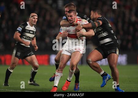 Chris Satae e Marc Sneyd Tackle Hull Greg Minikin dei Kingston Rovers durante la partita della Betfred Super League allo stadio KCOM di Hull. Foto Stock