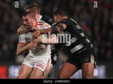 Chris Satae e Marc Sneyd Tackle Hull Greg Minikin dei Kingston Rovers durante la partita della Betfred Super League allo stadio KCOM di Hull. Foto Stock