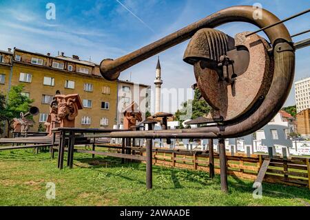 Parco divertimenti per bambini e giovani: Hasthani-Park.Installazione scultura Moderna.Sarajevo,Bosnia-Erzegovina. Foto Stock