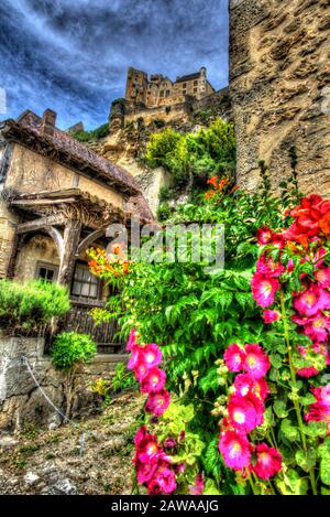 Villaggio di Beynac-et-Cazenac, Francia. Vista artistica della ripida collina di Beynac, con lo Chateau de Beynac sullo sfondo. Foto Stock