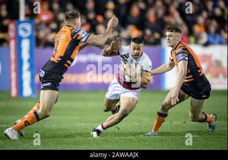 Wigan Warriors' Willie Isa (centro) supera il Michael Shenton di Castleford Tigers (a sinistra) e il Trueman di Jake (a destra) durante la partita Betfred Super League alla Mend-A-Hose Jungle, Castleford. Foto Stock