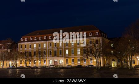 Edificio del governo Sassonia-Anhalt a Magdeburgo vicino alla piazza della cupola Foto Stock