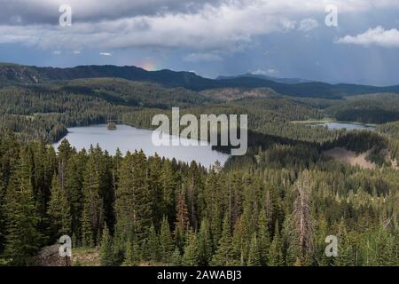 Il punto panoramico sulla Grand Mesa National Forest Colorado vanta oltre 300 laghi. Parziale Rainbow sopra Island Lake, che è una delle destinazioni più popolari Foto Stock