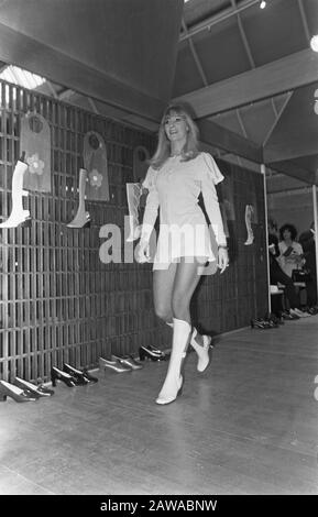 Mary Quant mostra i suoi stivali estivi in fiera scarpe a Utrecht mostra Data: 24 Marzo 1969 posizione: Utrecht Parole Chiave: Borse scarpe Foto Stock