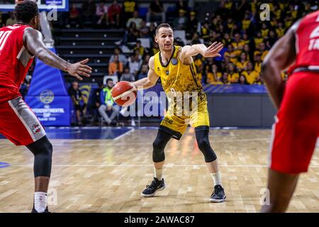 Tenerife, Spagna. 07th Feb, 2020. Marcelinho huertas (iberostar tenerife) in azione durante Iberostar Tenerife vs Rio Grande Valley Vipers, FIBA Intercontinental Cup a Tenerife, Italia, 07 Febbraio 2020 credito: Agenzia fotografica indipendente / Alamy Live News Foto Stock