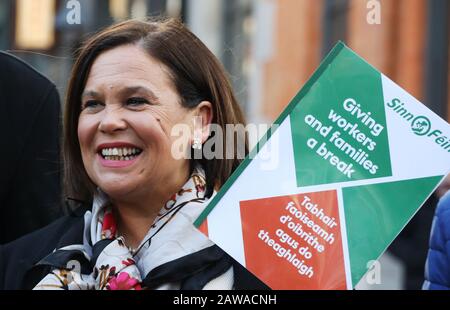 Dublino, Leinster, Irlanda. 28th/gen/2020. Elezioni Generali 2020. Il Presidente del Sinn Féin Mary Lou McDonald tiene il suo Manifesto fuori dalla Temple Bar Gallery and Studios di Dublino. Foto: Leah Farrell/RollingNews.ie Foto Stock