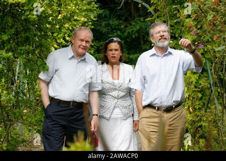 Navan, Meath, Leinster, Irlanda. 10th/ago/2009. Incontro Estivo Sinn Fein. Da sinistra A Destra. Martin McGuinness, Irlanda del Nord, vice Primo ministro, Mary Lou McDonald e il presidente del Sinn Fein Gerry Adams durante la riunione estiva del partito all'Ard Boyne Hotel di Navan. Foto: Mark Stedman/RollingNews.ie Foto Stock