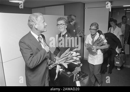 Team medico della Croce Rossa Olandese ritorno dal Bangladesh a Schiphol Data: 23 febbraio 1972 Località: Bangladesh Foto Stock