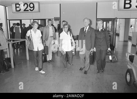 Team medico della Croce Rossa Olandese ritorno dal Bangladesh a Schiphol Data: 23 febbraio 1972 Località: Bangladesh Foto Stock