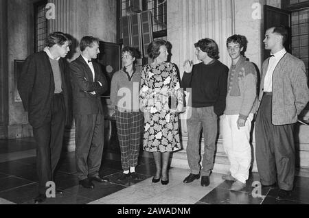 Queen Beatrix concede assegnato a sei giovani artisti vincitori al Palazzo reale di Amsterdam Data: 12 ottobre 1984 luogo: Amsterdam, Noord-Holland Parole Chiave: Artisti , BORSE, crowning, Royal Person Nome: Beatrix, queen, Conrad van der Veen, Willem van Weelden Foto Stock