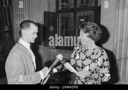 Queen Beatrix concede assegnato a sei giovani artisti vincitori al Palazzo reale di Amsterdam Data: 12 ottobre 1984 luogo: Amsterdam, Noord-Holland Parole Chiave: Artisti , BORSE, crowning, Royal Person Nome: Beatrix, queen, Conrad van der Veen, Willem van Weelden Foto Stock