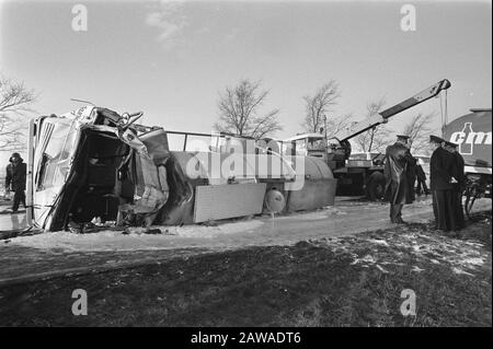 L'automobile del latte ha scheggiato e ha urtato il camion testa-su havoc perché il latte dall'automobile allagata su E10. Vigili del fuoco occupato compensazione Data: 10 dicembre 1981 Parole Chiave: Fuoco, Collisioni Foto Stock