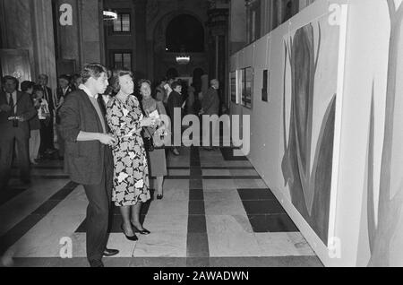 Queen Beatrix concede assegnato a sei giovani artisti vincitori al Palazzo reale di Amsterdam Data: 12 ottobre 1984 luogo: Amsterdam, Noord-Holland Parole Chiave: Artisti , BORSE, crowning, Royal Person Nome: Beatrix, queen, Conrad van der Veen, Willem van Weelden Foto Stock