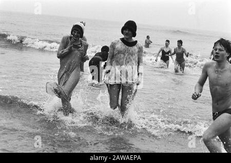 New Year's Dive Scheveningen People run back out of the cold water Data: 1 gennaio 1986 luogo: Scheveningen, Zuid-Holland Parole Chiave: Cambiamenti annuali, celebrazioni del nuovo anno, mare, nuotatori Foto Stock
