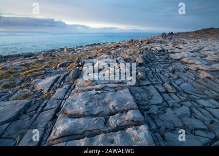 Paesaggio calcareo sull'isola di Inishmaan, al centro delle isole Aran sulla Wild Atlantic Way a Galway Irlanda Foto Stock