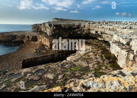 Piscina per immersioni a Wormhole vicino alle scogliere di Inishmore, la più grande dell'isola di Aran sulla Wild Atlantic Way a Galway Irlanda Foto Stock