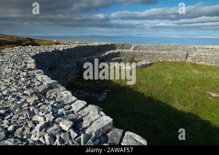 Dun Eoghanachta, un forte di pietra sull'isola di Inishmore, la più grande delle isole Aran sulla Wild Atlantic Way a Galway Irlanda Foto Stock