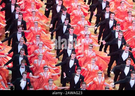 Dresda, Germania. 07th Feb, 2020. Il debutante accoppia la danza durante il 15th Semper Opera Ball. Il motto di quest'anno della Semperopernball è "Fiabesco come rushing - Dresden rejoices". Credito: Sebastian Kahnert/Dpa-Zentralbild/Dpa/Alamy Live News Foto Stock